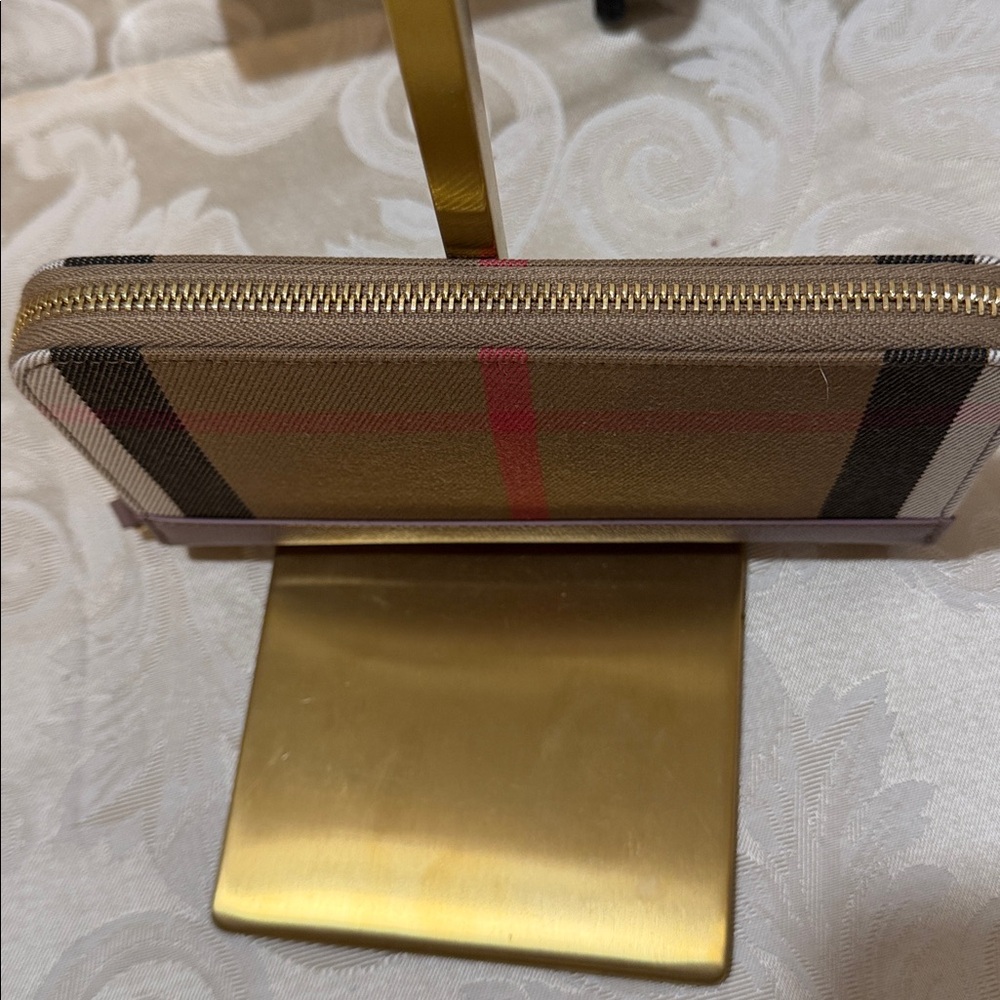 Burberry NEW with original tags, plaid full zip around wallet! $690 Retail - Picture 5 of 16